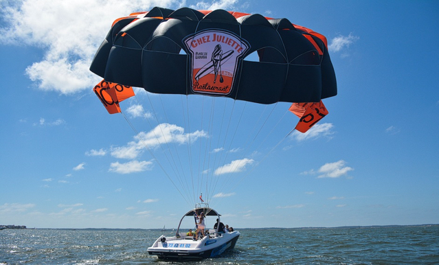 bateau à l'eau et parachute ascensionnel